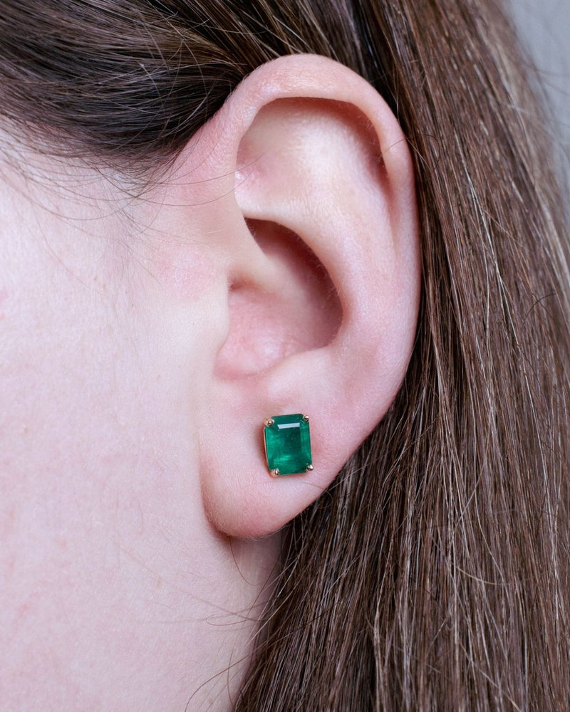 MEDIUM EMERALD STUDS