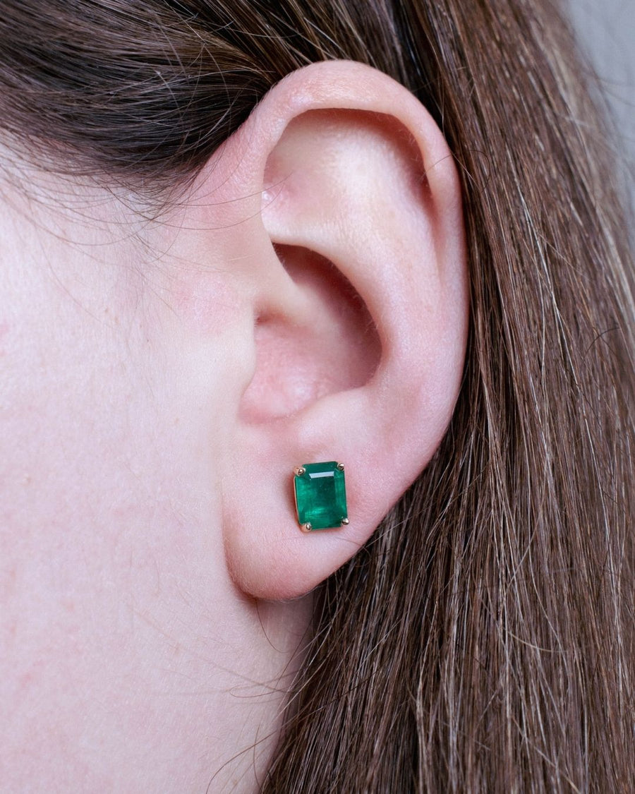 MEDIUM EMERALD STUDS