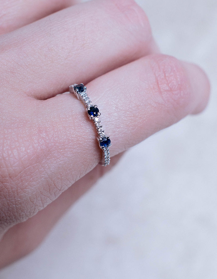 OVAL SAPPHIRE RING