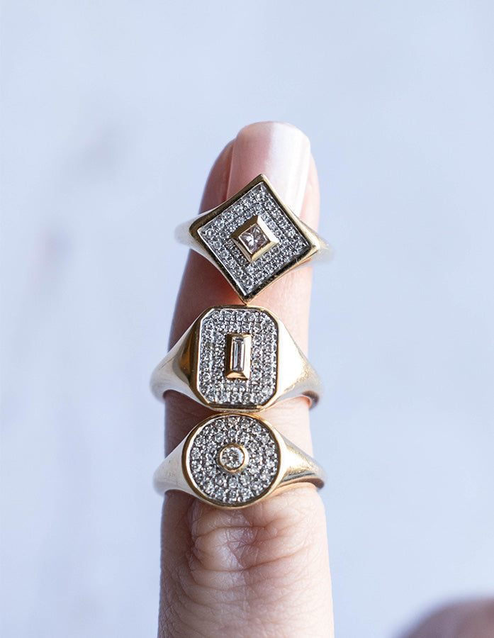Pinky signet ring baguette