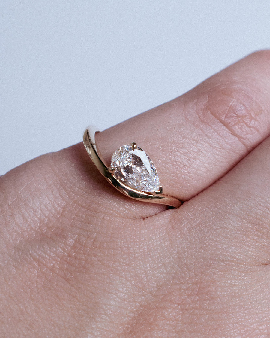 SOLITAIRE PEAR RING