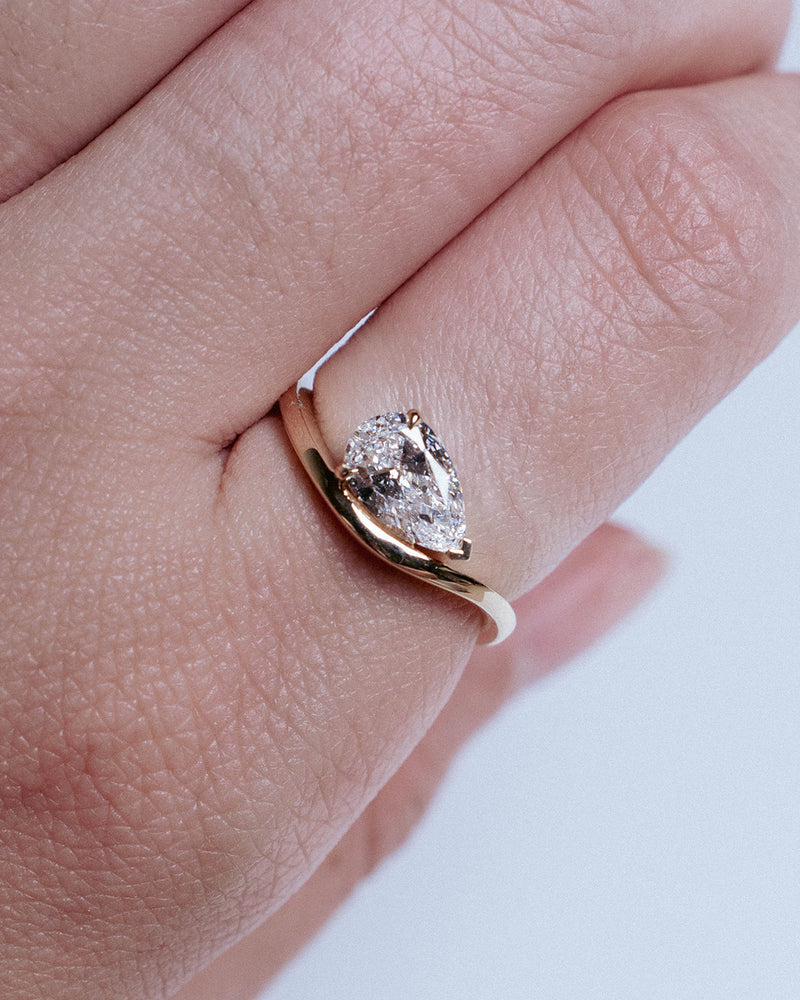 SOLITAIRE PEAR RING